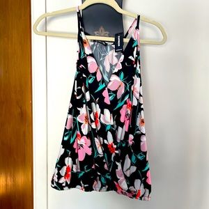 Perfect top for in between our favorite seasons. Criss Cross snaps in the mid.